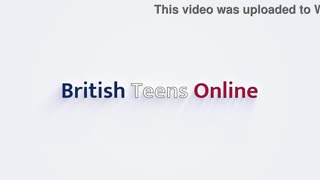 Просто горячая 18+ девушка по соседству ласкает себя на улице