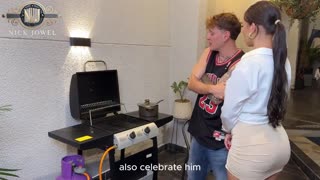 উফ, সবসময় দেরি! সে বলল যে সে ডিনার প্ল্যান থেকে মাত্র দুই মিনিট দূরে!