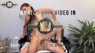 うーん、いつも遅い！彼は夕食の約束に2分遅れるだけだって誓った！