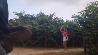 Kézimunka meglepetés egy véletlen ribancnak a nyilvános erdőben