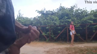 پبلک جنگل میں رینڈم رنڈی کو ہینڈ جاب سرپرائز