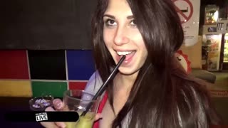 Prietenii se scufundă în curbele lui Ayda Swinger și acțiune umedă