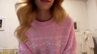 Villi tyttö läpsii ja nuolee olohuoneessa roolipelissä kaverin kanssa