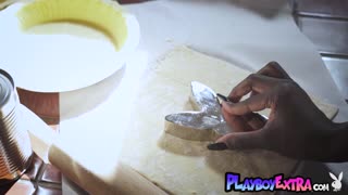 Voll natürlich ebony teen 18+ Victoria strippt beim Kochen