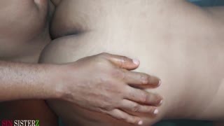 Hatalmas fasz nyújtja a szűk 18+ ébony baba punciját szabadban