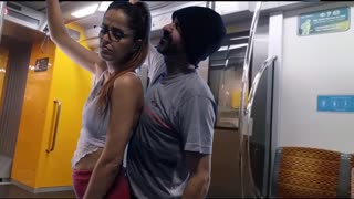 गाडीतून गर्दीत, एका युवा 18+ मुलीला अनव्वंटेड ग्रोपिंग आणि इंटेन्स पब्लिक फकिंगचा सामना करावा लागतो