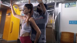 På fullt tåg möter ung 18+ tjej oönskad tafsing och intensiv offentlig knull
