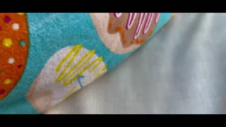 Lakini ya kupumzika na malkia mkali na rafiki yake kando ya bwawa