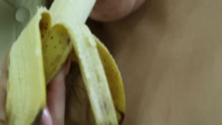 Vau! Velika prirodna sisa devojka zadirkuje bananom!