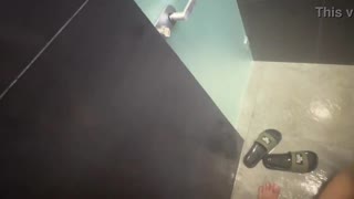 Žena Dobi Hitri Trosom Trkanje v Javnem Bazenskem Kopalnici