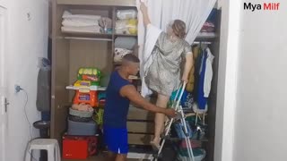 أصبحت فريسكي مع رجل مفيد على الدرج لكرمه