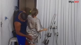 من با پسر کمک کننده روی پله‌ها برای لطفش شیطنت کردم