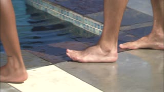 Dee reçoit massage sensuel action interracial intense extérieur piscine