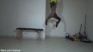 إطارها الأسود النحيف يلمع بصدر مثالي وسحر سخيف