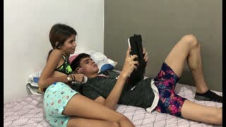 Hubená amatérská blondýna prosí o intenzivní akci ve svém pokoji