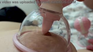 Dia main permainan berani dengan tetek milky besarnya, teroka setiap sentuhan sensual dalam setup rumah