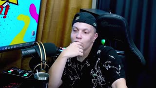 Belinha Baracho gatea en la Mesa de Podcast, exhibiendo sus curvas detalladas mientras Ruan se lanza al pleno disfrute