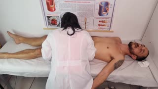 Oh uomo, sono così nervoso... vedere quel coso enorme diventare duro in ospedale!