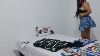 ഹേയ്, ഈ 18 വയസ്സുള്ള വിദ്യാർഥിനി യൂണിഫോം ധരിച്ച് ചൂടൻ സെഷൻ ചെയ്യുന്നത് കാണണോ?