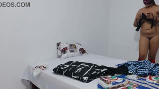 見てよ、この18歳の生徒が制服姿で熱いセッションを盛り上げる方法！