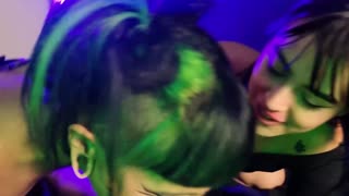 Školní uklízeč je tak laskavý, že jsme se s kamarádkami rozhodly sát mu ptáka, dokud jsme neměly plný červený mlíko