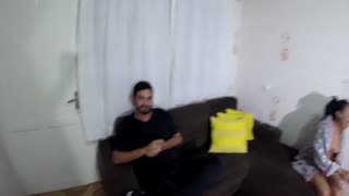 صاحب هاستل کنترل رو به دست می‌گیره و کرم‌پای شدید به مهمانان مشتاق می‌ده