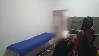 Ehi, riesci a indovinare cosa ha fatto la mia migliore amica mentre cucinavo la cena? Ha lasciato che il vicino la seducesse proprio lì