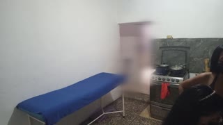 هی، می‌توانی حدس بزنی بهترین دوست من در حالی که شام پخت چه کرد؟ همسایه را مجذوب کرد