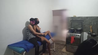 हे, माझ्या बेस्ट फ्रेंडने डिनर करताना काय केले, अंदाज लावा? तिने नेबरला राइट देअर चार्म केले