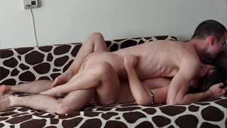 مرحبا، تريد مشاهدة زوجين هاوٍ يمارسون الجنس المنزلي الرقيق مع هزات حقيقية؟