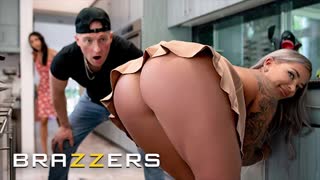BRAZZERS - Slutty kuchařka Hayley Davies svádí manžela nejlepší kamarádky a sabotuje výroční večeři