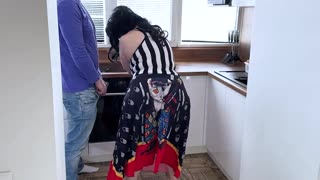 Hej, patrz jak ta gorąca dojrzała laska się schyla i bierze głęboko w usta i dupę!