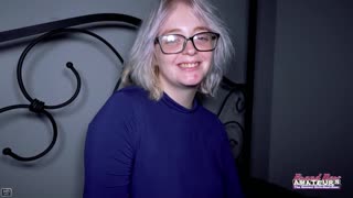 Busty blondýnka Annie Archer tvrdě praštěná do kundičky a zadku!