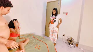 अरे, पाहा, उत्तारण20 हॉट बॉयफ्रेंडला वाइल्ड FFM थ्रीसममध्ये शेअर करते!