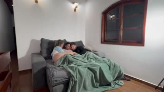 Follando a mi esposa mientras él solo nos mira