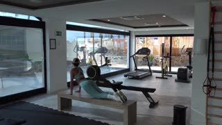 Deze fitte 18+ Latina met een bubble butt neukt haar trainer na workout