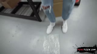 Tajná soulož s horkou mladou kolegyní ve skladě... co se stalo?