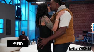 Corna Alyx Urie Compartilha Momentos Íntimos com Pauzudo pro Marido