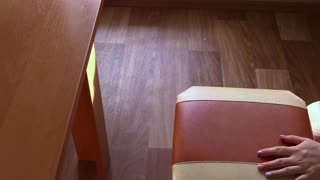 Hej, želiš videti ta MILF-in sočen ritko od blizu? Kako izgleda s strani med snemanjem?