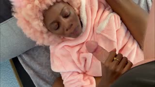 Hot sort pige længes efter intens analleg og tyk creampie