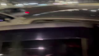 Kundi la marafiki hukusanyika kwa kukaa pamoja mbele ya watu, wakishiriki kicheko bila wasiwasi