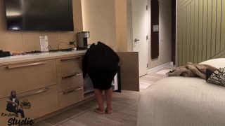 விருந்தினர் உயரமான ட்ரெட்ஹெட் மற்றும் பெரிய கருப்பு காக்குடன் ரசிக்கிறார்