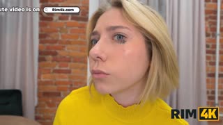 RIM4K. Wanandoa wanamfundisha rafiki yao mwenye nywele za dhahabu sanaa ya rimming