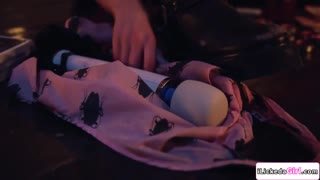 Nadržím se při sledování té busty lesbické MILF lízající kundičku a pak stříkající na nájemníky