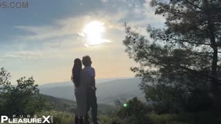 Amatoriali emotivi scatenano passione all'aperto in incontro pubblico selvaggio