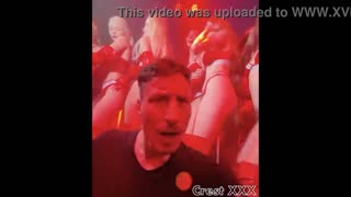 ஐரோப்பிய விக்சன் X விருதுகளில் காட்டு நிகழ்ச்சியில் ஆச்சரியப்படுத்துகிறாள்!