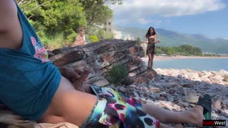 Di Pantai, Gadis Brunet Kurus Nampak Kilat Zakar Awam, Pegang dan Bantu Cumload Luar Besar