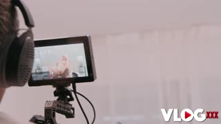 Busty bionda Bibi Bugatti mostra lato birichino in cam