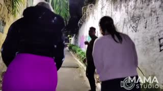 छुपी गली मुलाकात: हॉर्नी मिल्फ्स फवेला लंड टी का स्वाद लेती हैं