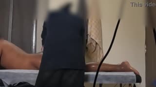 Napeto bliskanje kurca maserki Piuki v tajskem spa centru